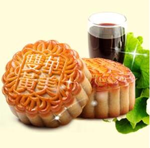 春去秋來(lái)收獲日， 金秋團(tuán)圓月，華美月餅香。待到月圓中秋夜， 歸故里，見(jiàn)爹娘。